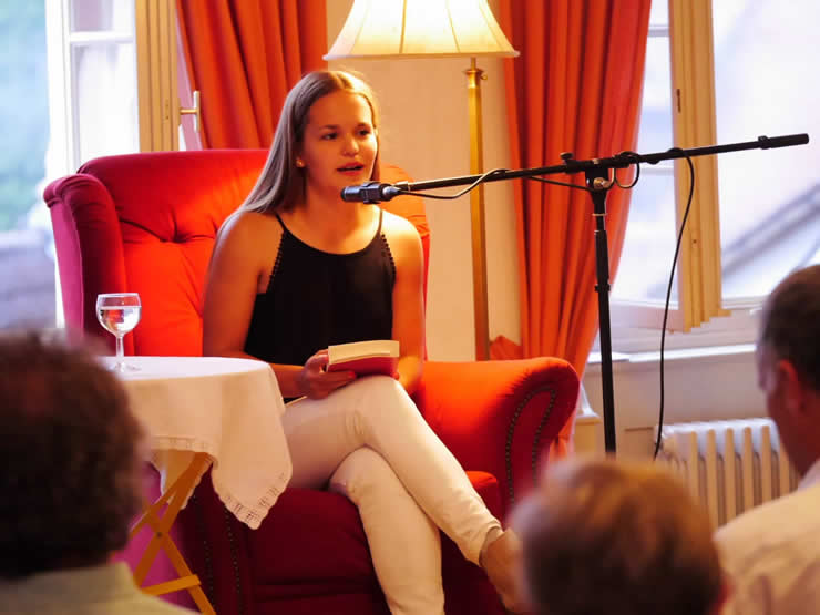 Julia Lohner liest einen Text von